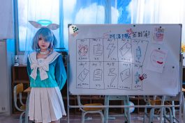 小和甜酒阿罗娜写真全解析：用教室场景复刻“什亭之匣”的界面感-绅士网