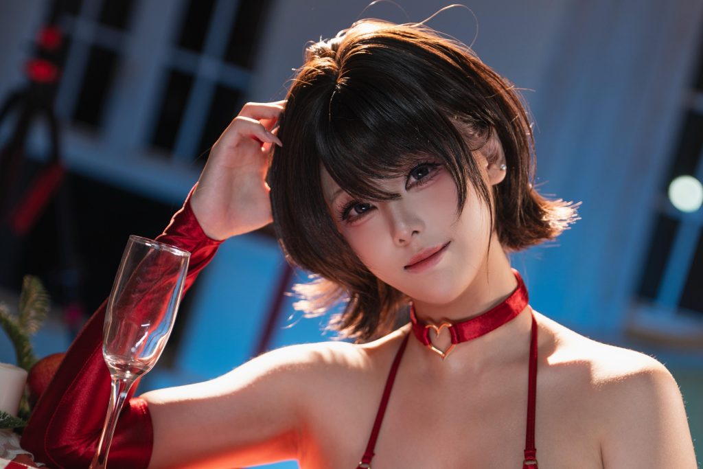 图片[5]-蜜汁猫裘红苹果写真：红缎逆光氛围