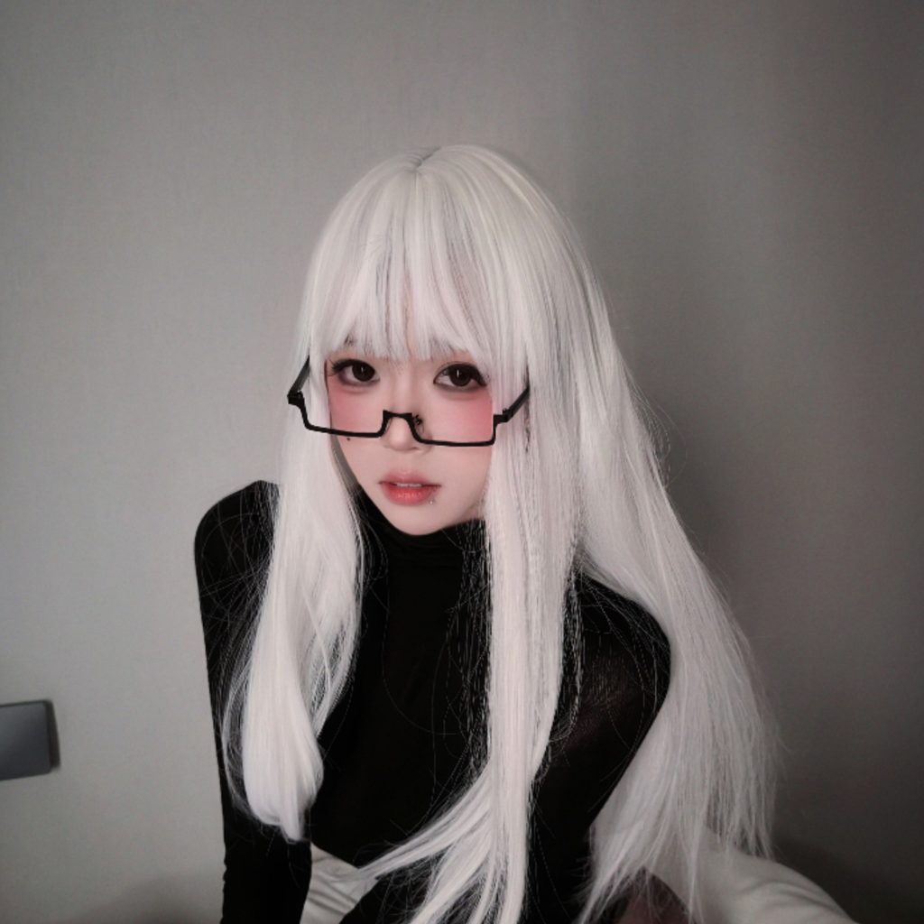 图片[4]-麻薯好吃暗夜纯白写真赏析｜白发眼镜冷感人像高清图集解析