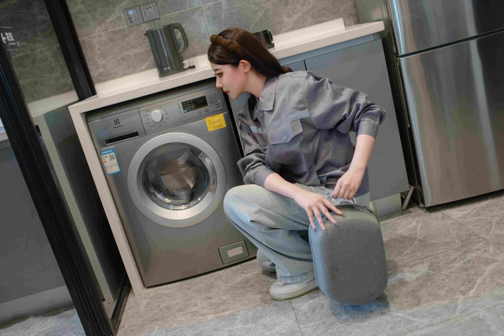 图片[5]-奈汐酱nice维羞工写真赏析｜灰调工装人像与生活场景叙事解析