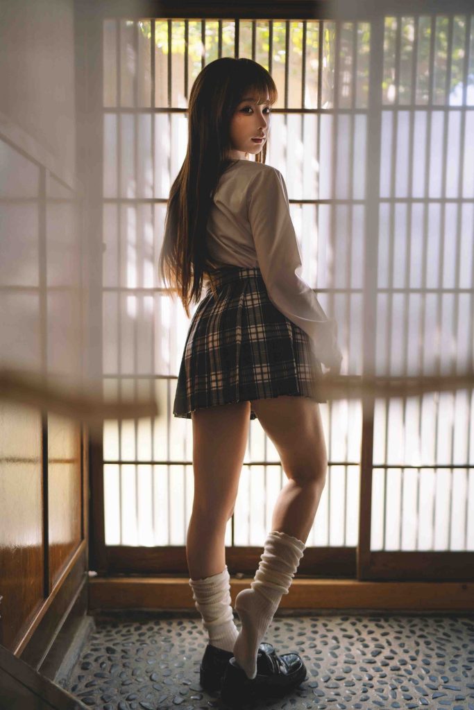 图片[5]-蠢沫沫JK写真赏析：日系制服风与复古宅院光影解析