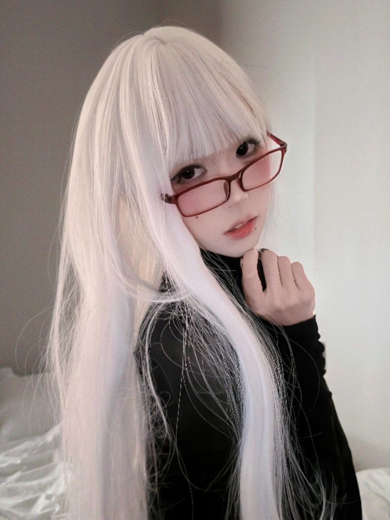 图片[2]-麻薯好吃暗夜纯白写真赏析｜白发眼镜冷感人像高清图集解析