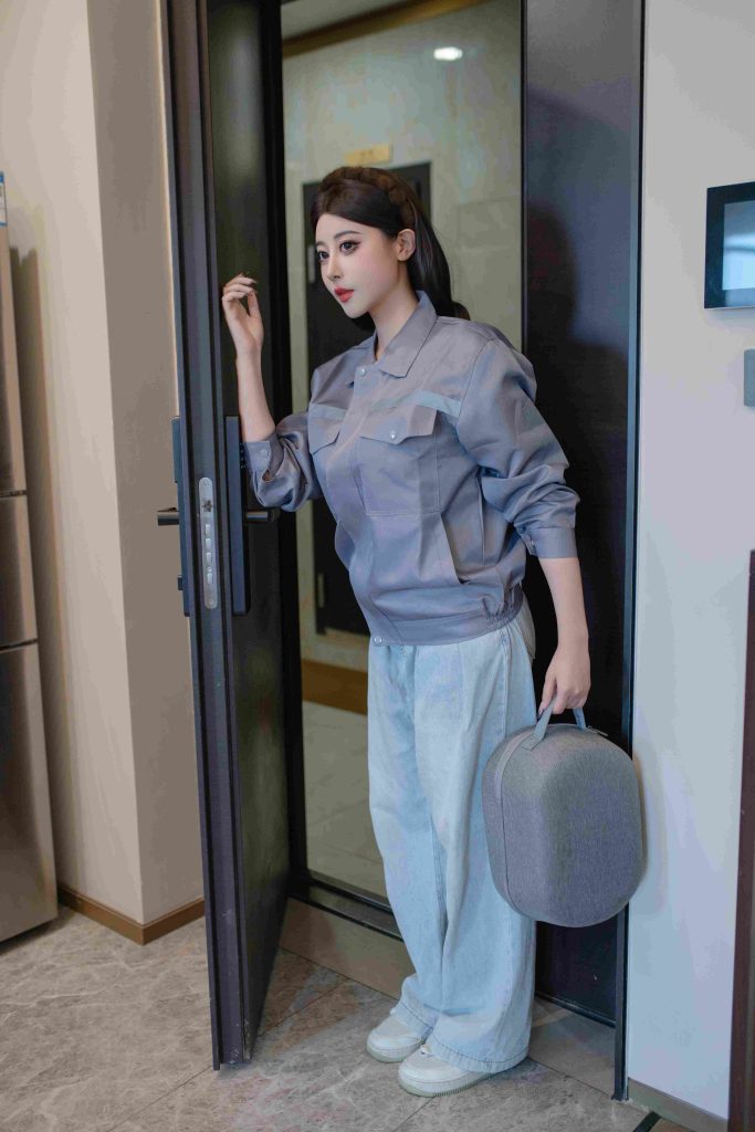 图片[3]-奈汐酱nice维羞工写真赏析｜灰调工装人像与生活场景叙事解析