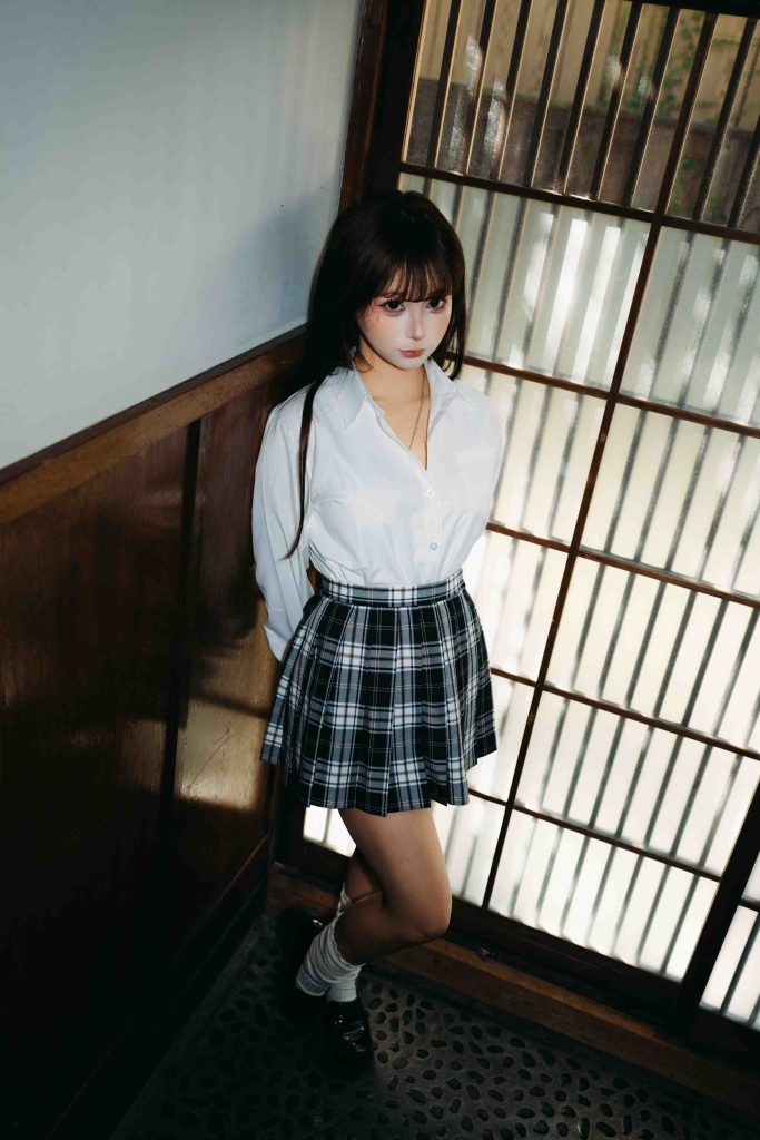 图片[7]-蠢沫沫JK写真赏析：日系制服风与复古宅院光影解析