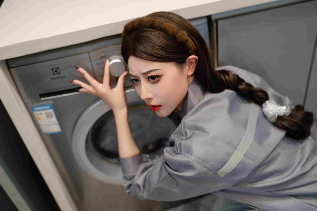 图片[6]-奈汐酱nice维羞工写真赏析｜灰调工装人像与生活场景叙事解析