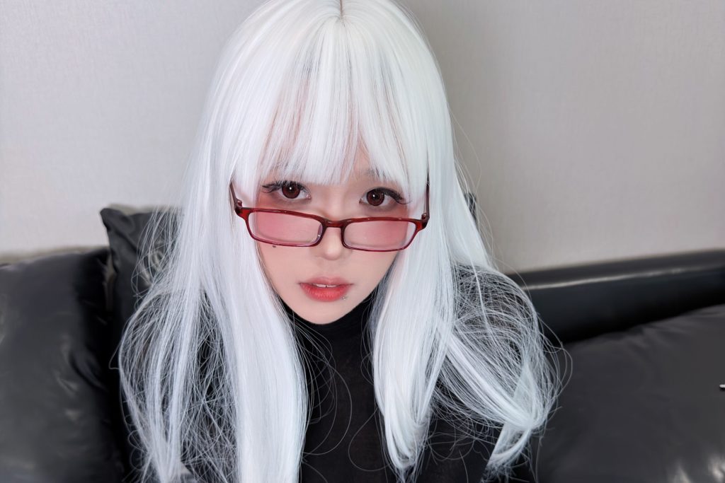 图片[8]-麻薯好吃暗夜纯白写真赏析｜白发眼镜冷感人像高清图集解析