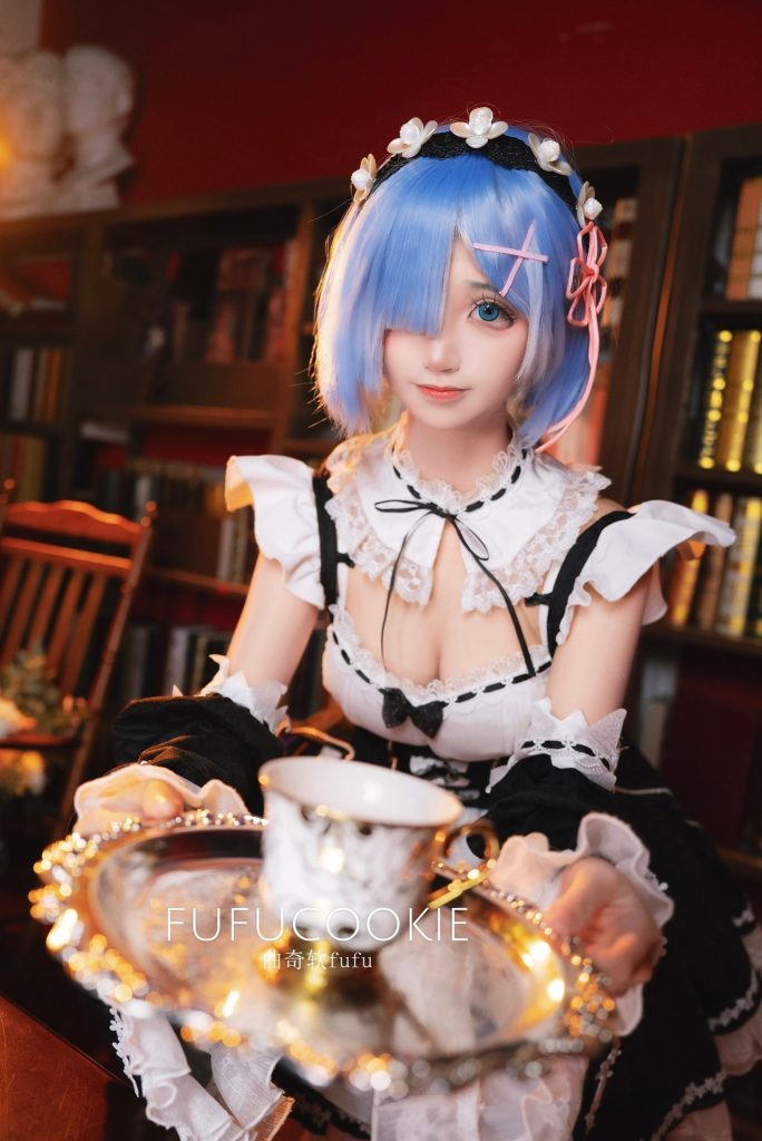图片[4]-曲奇软fufu蕾姆女仆装写真赏析｜高质量蕾姆Cos书房场景还原