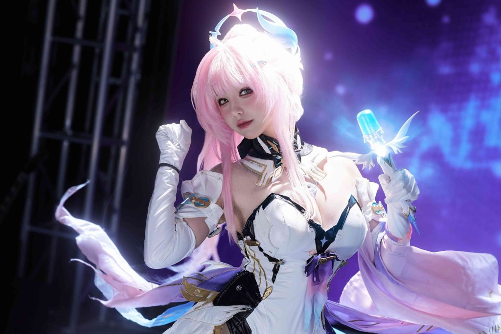 图片[4]-阿薰KaOri爱弥斯Cos写真解析：鸣潮爱弥斯高质量舞台风角色摄影图集