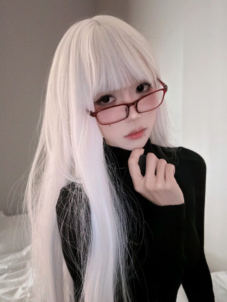 图片[3]-麻薯好吃暗夜纯白写真赏析｜白发眼镜冷感人像高清图集解析