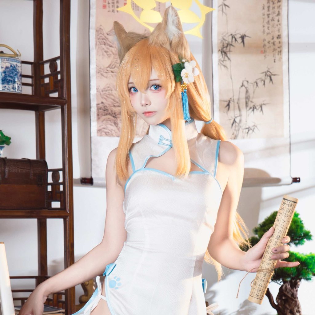 图片[2]-艾西aiwest伊落玛丽旗袍cos写真赏析｜蔚蓝档案玛丽角色气质解析