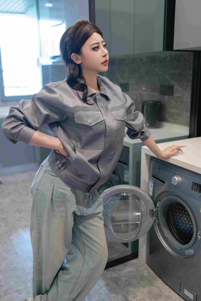 图片[7]-奈汐酱nice维羞工写真赏析｜灰调工装人像与生活场景叙事解析