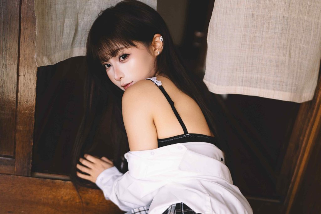 图片[4]-蠢沫沫JK写真赏析：日系制服风与复古宅院光影解析