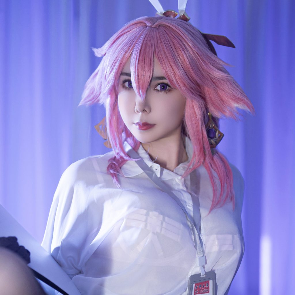 图片[4]-亚马逊鲶鱼八重神子OL写真解析｜原神八重神子办公室风COS图集赏析