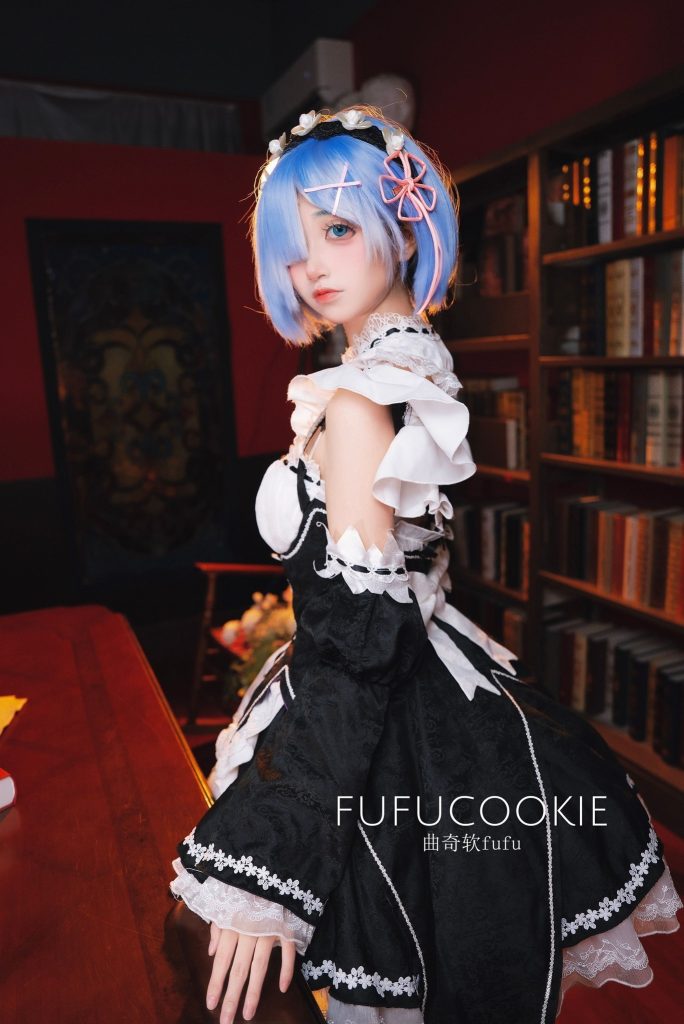 曲奇软fufu蕾姆女仆装写真赏析｜高质量蕾姆Cos书房场景还原