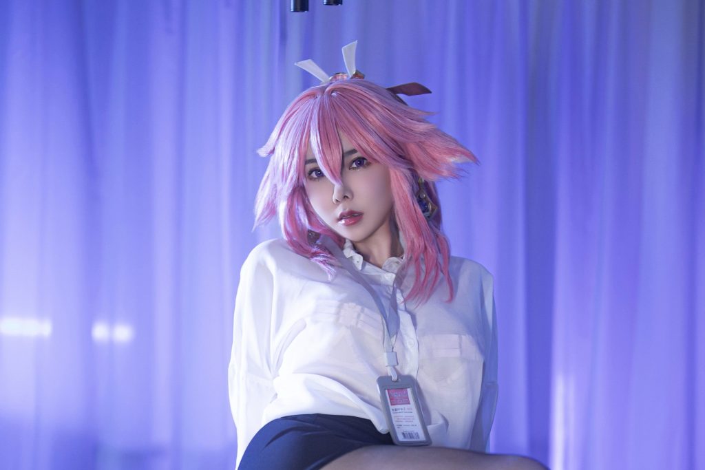 图片[3]-亚马逊鲶鱼八重神子OL写真解析｜原神八重神子办公室风COS图集赏析