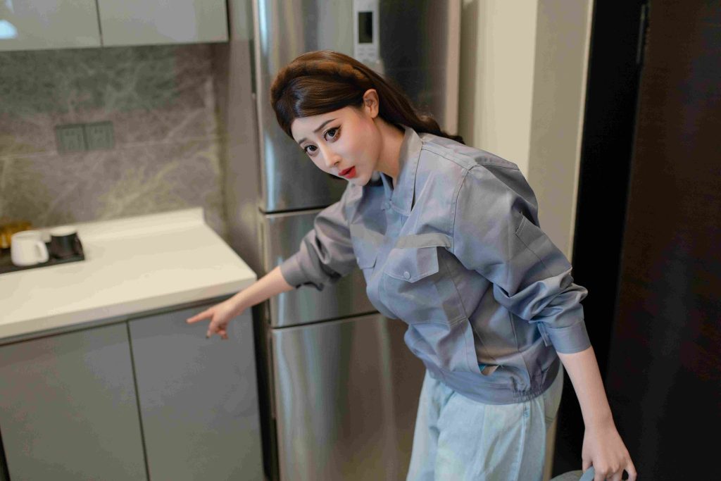 图片[4]-奈汐酱nice维羞工写真赏析｜灰调工装人像与生活场景叙事解析