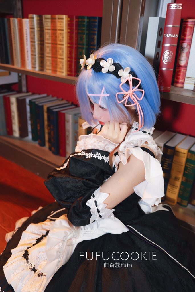 图片[3]-曲奇软fufu蕾姆女仆装写真赏析｜高质量蕾姆Cos书房场景还原