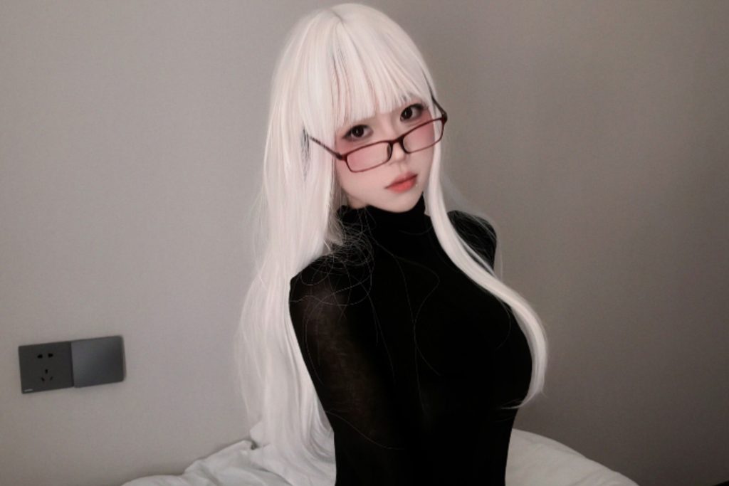 图片[6]-麻薯好吃暗夜纯白写真赏析｜白发眼镜冷感人像高清图集解析