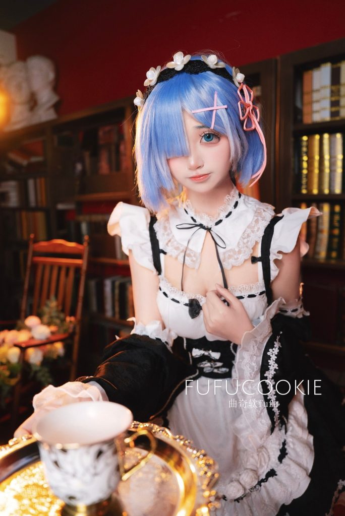图片[5]-曲奇软fufu蕾姆女仆装写真赏析｜高质量蕾姆Cos书房场景还原