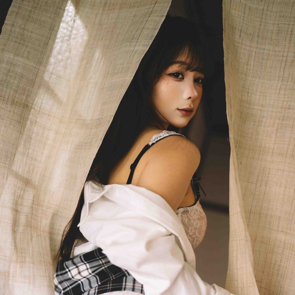 图片[2]-蠢沫沫JK写真赏析：日系制服风与复古宅院光影解析