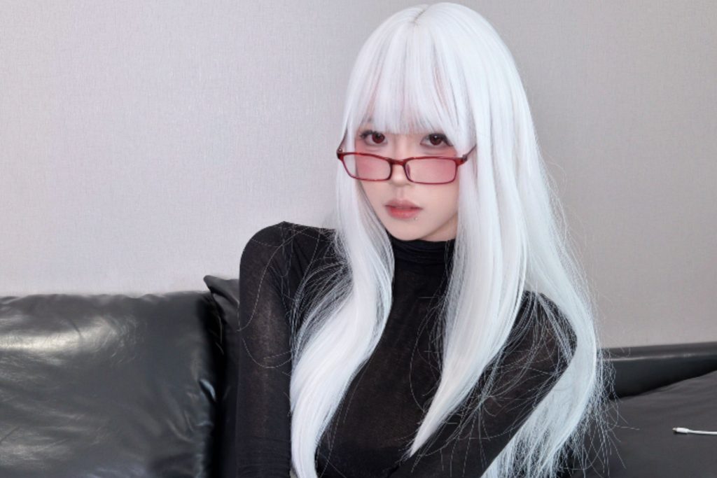 麻薯好吃暗夜纯白写真赏析｜白发眼镜冷感人像高清图集解析