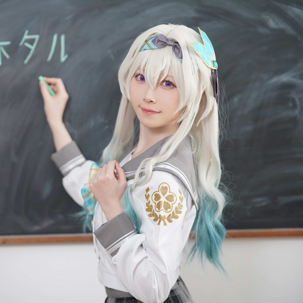 图片[7]-朝雾爱流萤春日手信写真赏析｜崩坏星穹铁道流萤Cos高清图集解析