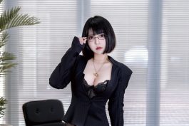 半半子《上司様Vol.03》写真解析：冷白办公室里的眼镜女上司美学-绅士网