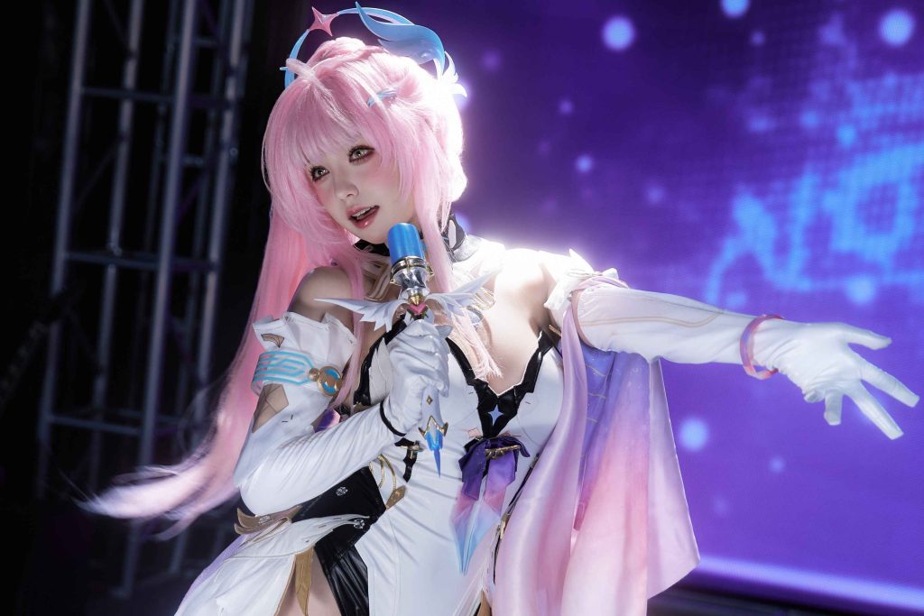 阿薰KaOri爱弥斯Cos写真解析：鸣潮爱弥斯高质量舞台风角色摄影图集