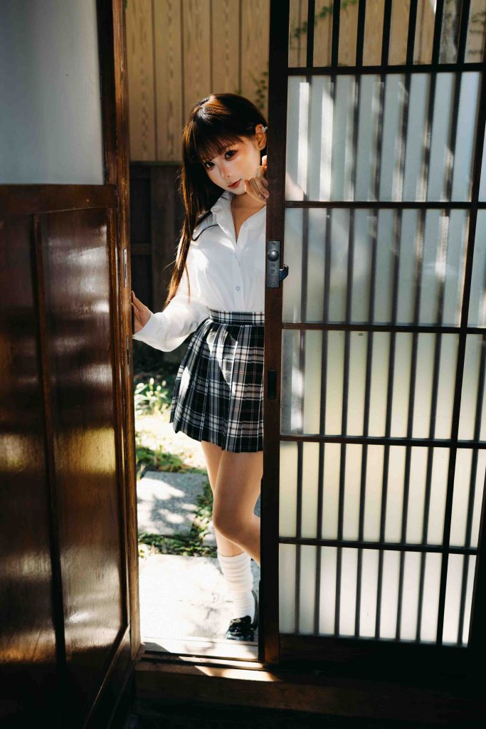 图片[8]-蠢沫沫JK写真赏析：日系制服风与复古宅院光影解析