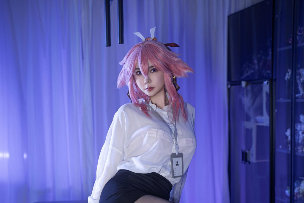 亚马逊鲶鱼八重神子OL写真解析｜原神八重神子办公室风COS图集赏析