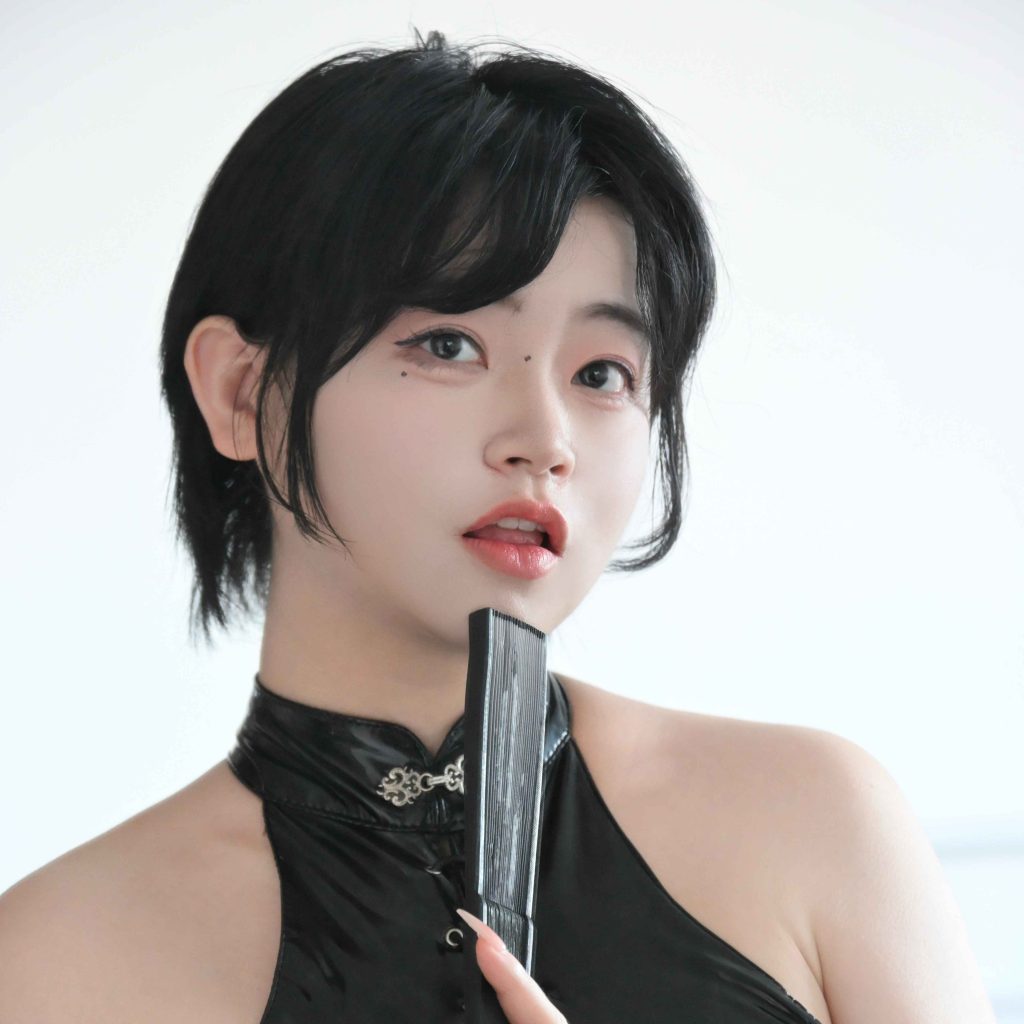 图片[3]-毛毛帽黑色靡烟旗袍写真解析：短发冷艳与东方氛围并行