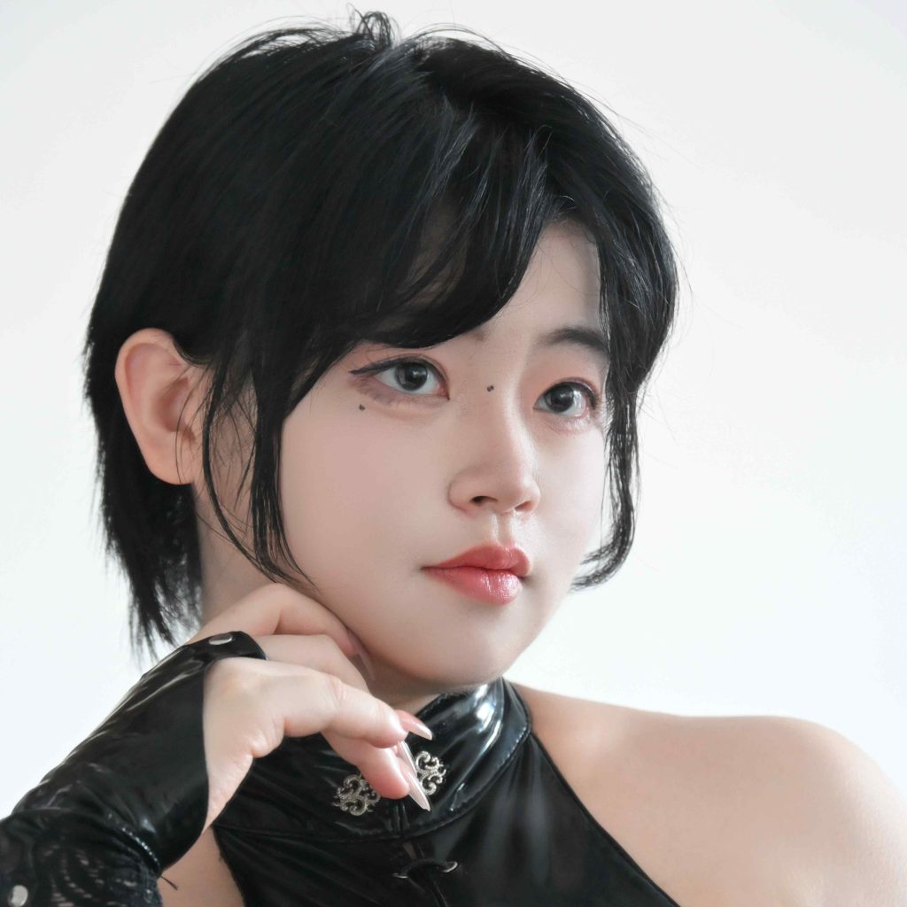 图片[7]-毛毛帽黑色靡烟旗袍写真解析：短发冷艳与东方氛围并行