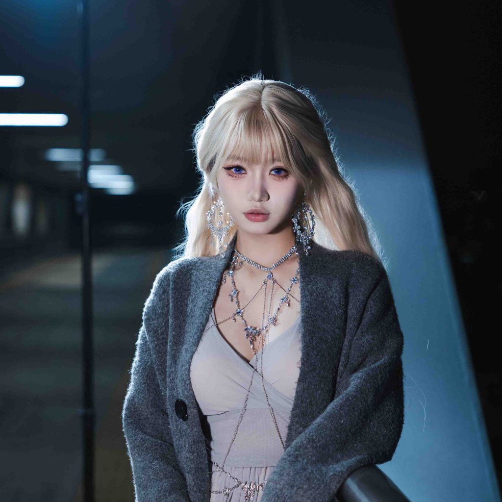 图片[2]-柒柒要乖哦(Lust77)辛德瑞拉写真解析：冷调夜色下的现代公主感