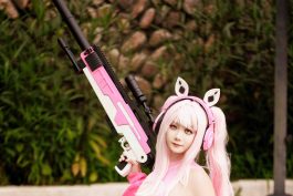 阿雪雪爱丽丝泳装写真解析：妮姬爱丽丝Cos的粉白梦境与狙击少女感-绅士网