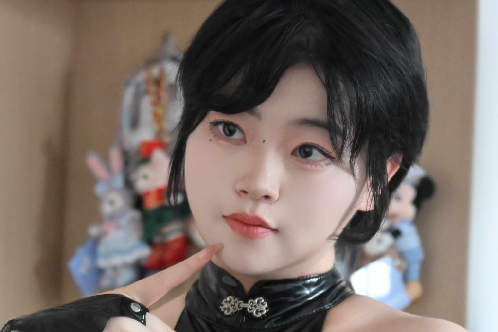 毛毛帽黑色靡烟旗袍写真解析：短发冷艳与东方氛围并行