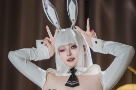 Natsuko夏夏子《胜利女神：NIKKE》布兰儿逆兔女郎写真解析：白兔气质、室内光影与角色还原的完整表达-绅士网