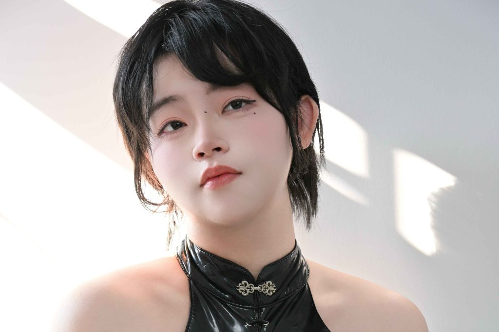 图片[2]-毛毛帽黑色靡烟旗袍写真解析：短发冷艳与东方氛围并行