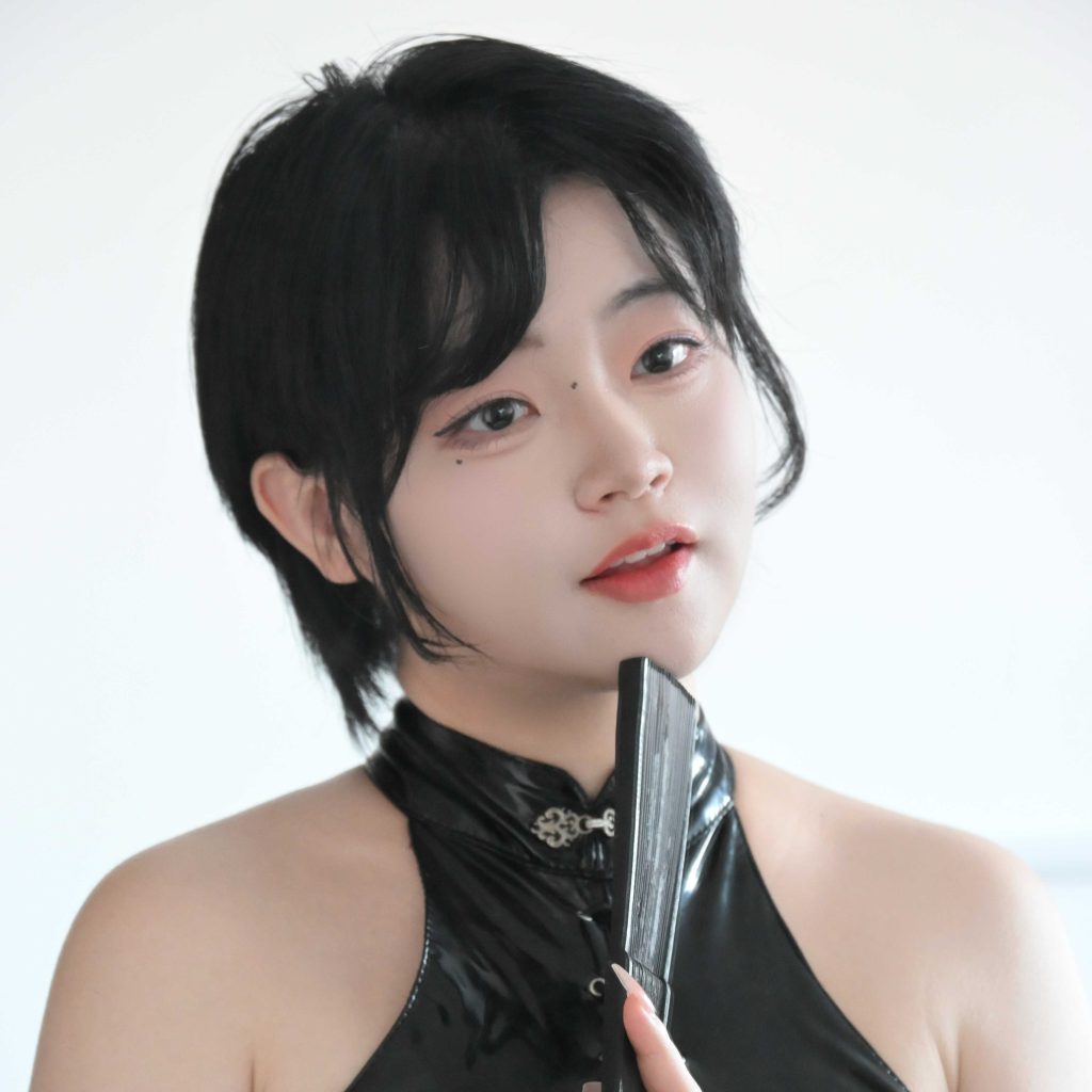 图片[6]-毛毛帽黑色靡烟旗袍写真解析：短发冷艳与东方氛围并行