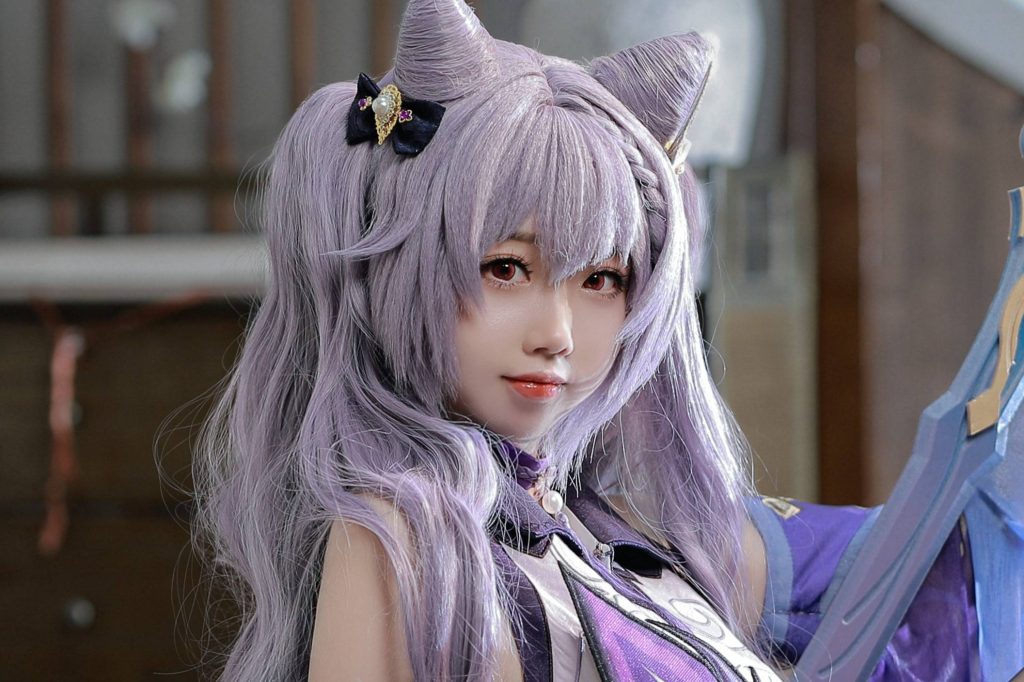 雪琪SAMA刻晴COS写真解析：高还原玉衡星气质，紫色雷光下的璃月美学