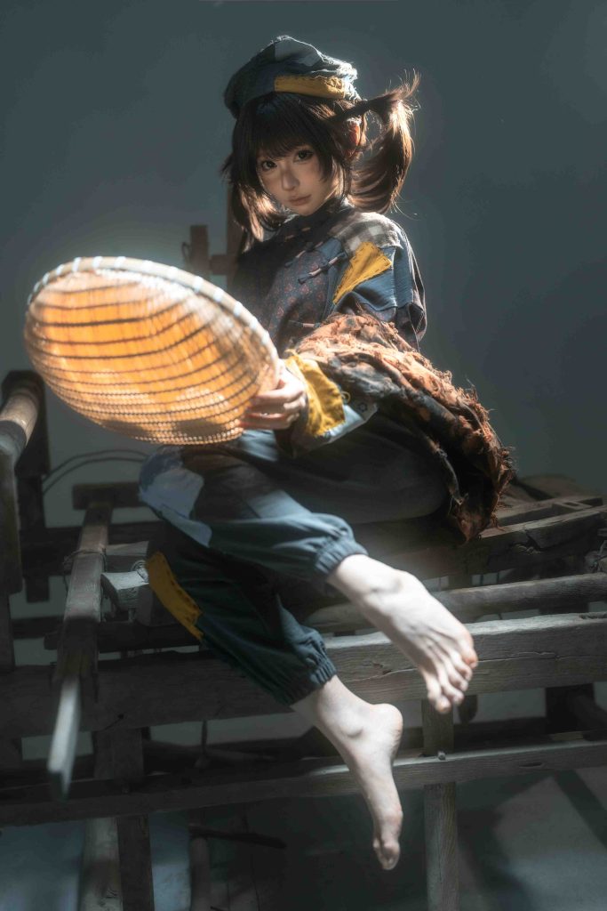 图片[4]-蠢沫沫小乞丐写真解析｜原创主题摄影中的破败氛围与电影感