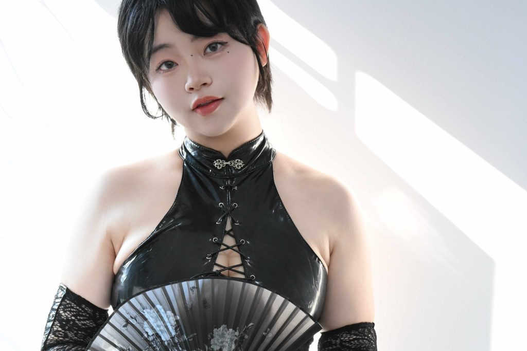 图片[4]-毛毛帽黑色靡烟旗袍写真解析：短发冷艳与东方氛围并行