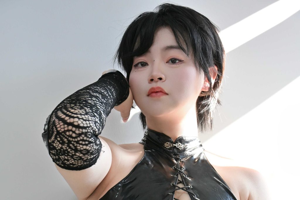 图片[5]-毛毛帽黑色靡烟旗袍写真解析：短发冷艳与东方氛围并行