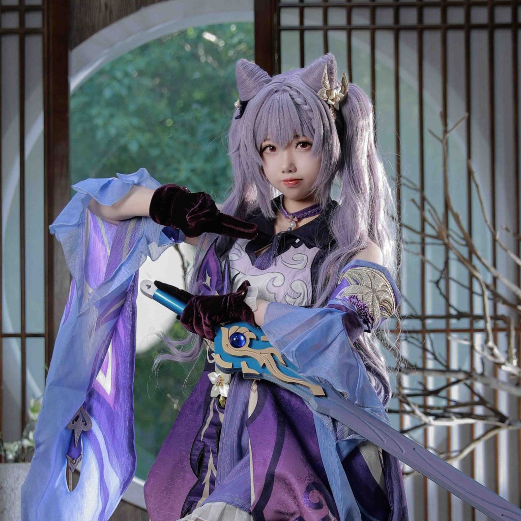 图片[2]-雪琪SAMA刻晴COS写真解析：高还原玉衡星气质，紫色雷光下的璃月美学