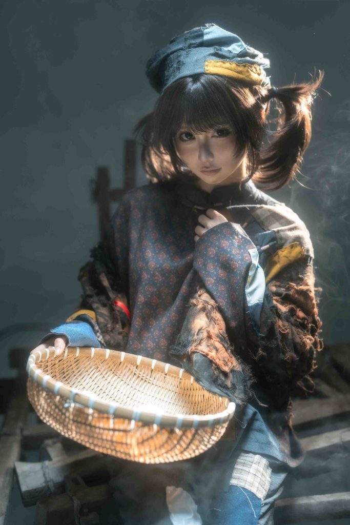 图片[2]-蠢沫沫小乞丐写真解析｜原创主题摄影中的破败氛围与电影感