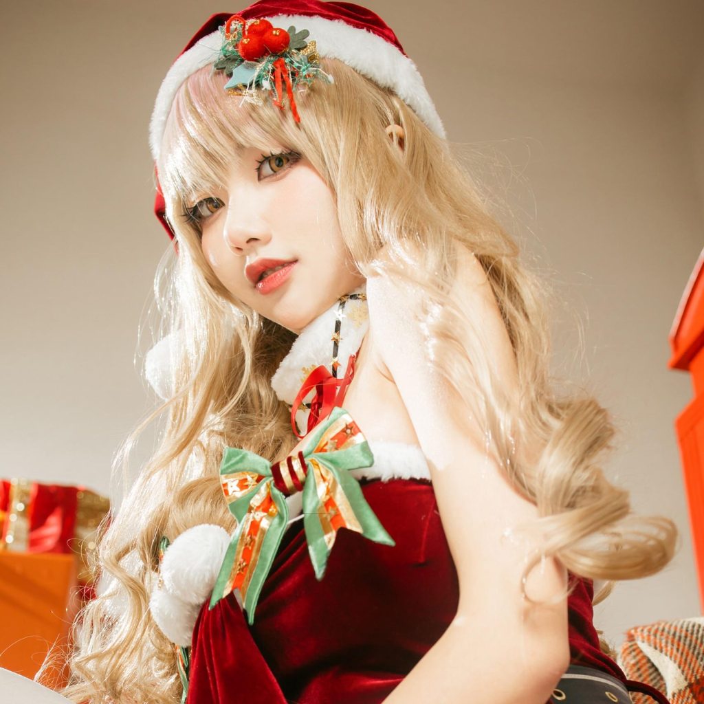 图片[2]-是一只熊仔吗艾玛圣诞COS写真赏析｜NIKKE艾玛圣诞高质感图集