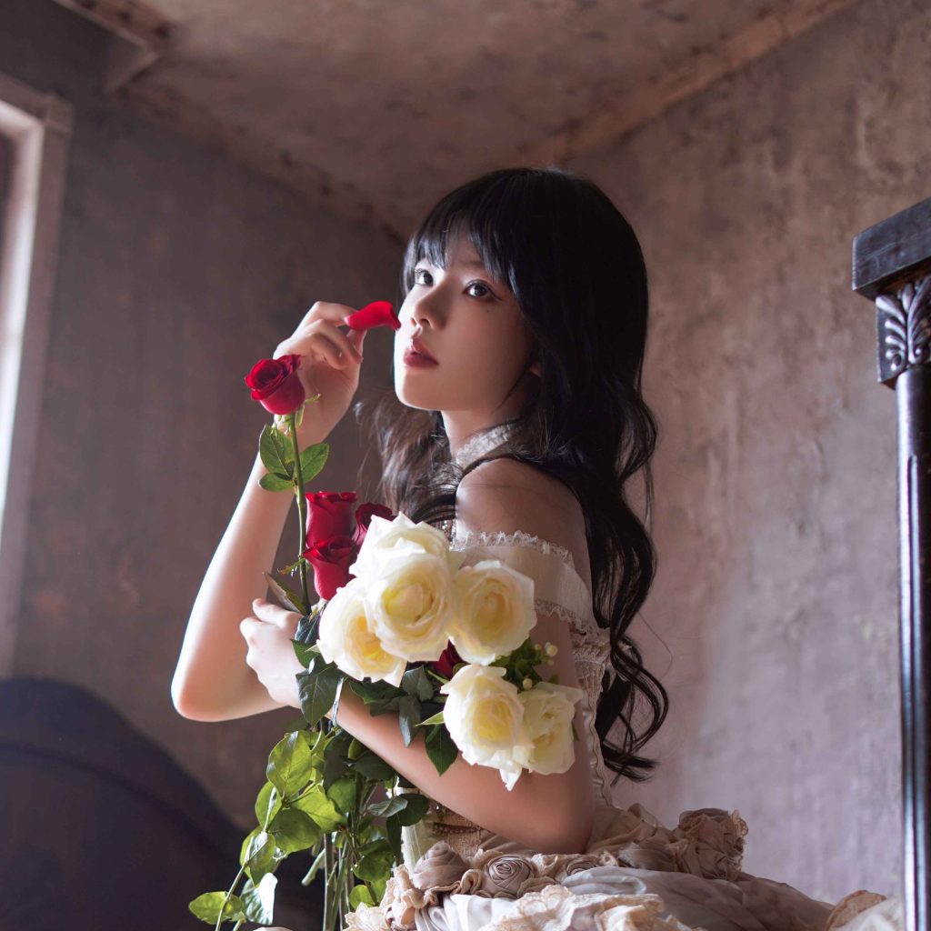 图片[3]-桜桃喵玻璃玫瑰写真赏析｜复古白裙与玫瑰主题美学