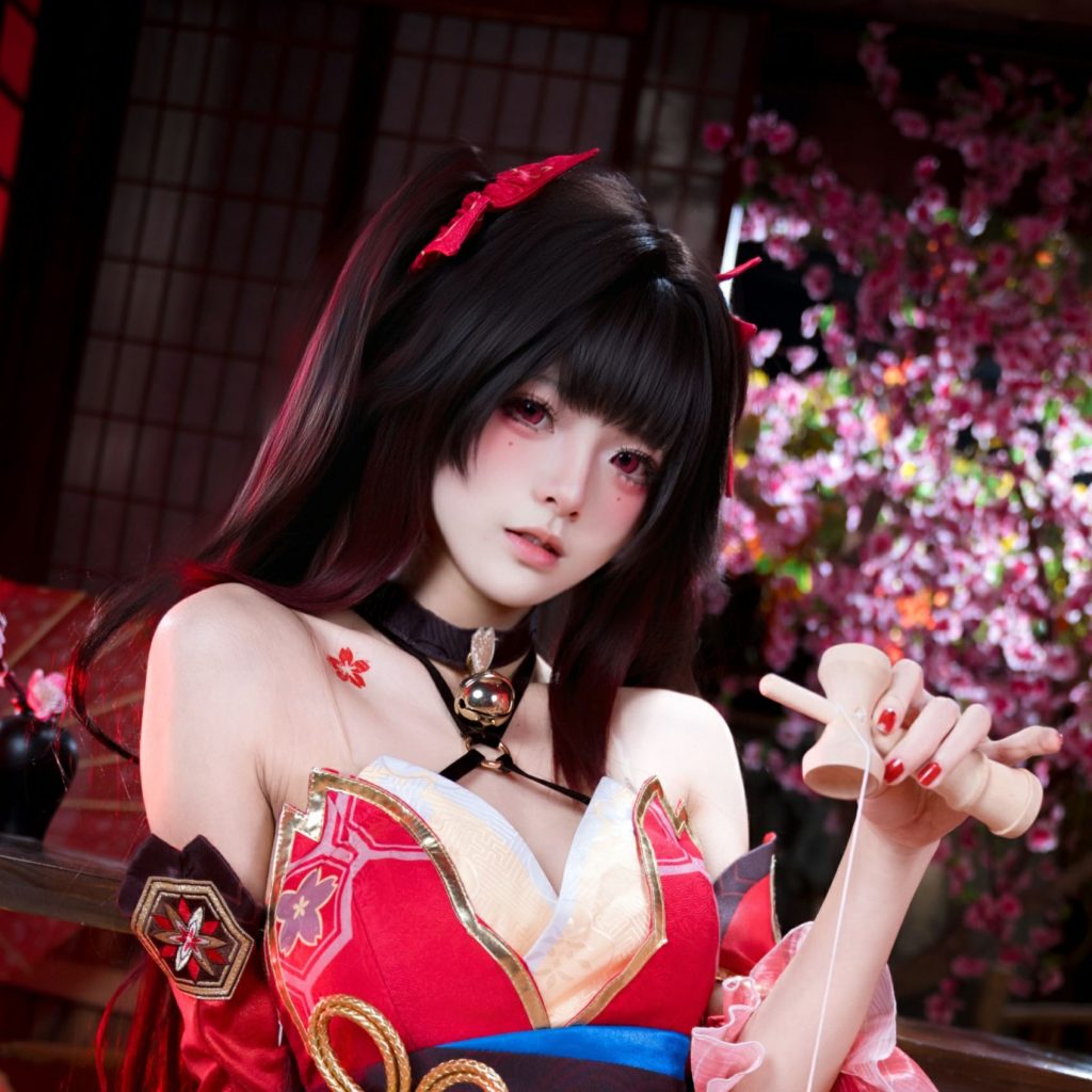 图片[6]-九柒喵火花写真赏析｜崩坏星穹铁道花火cos红色假面美学