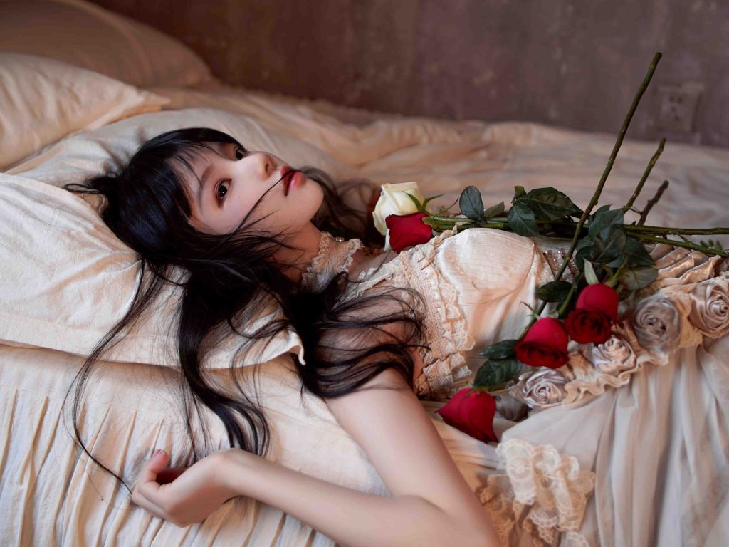 桜桃喵玻璃玫瑰写真赏析｜复古白裙与玫瑰主题美学
