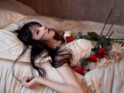 桜桃喵《玻璃玫瑰》写真赏析：旧窗、白裙与玫瑰花影中的复古美学-绅士网