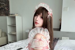 九曲Jean《升天》写真赏析:粉白女仆造型与柔光室内氛围的完整呈现-绅士网